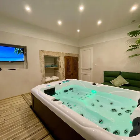 Apartment, Jacuzzi, *